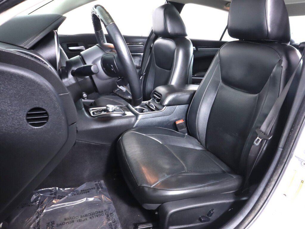 Used 2017 Chrysler 300 C RWD image 33