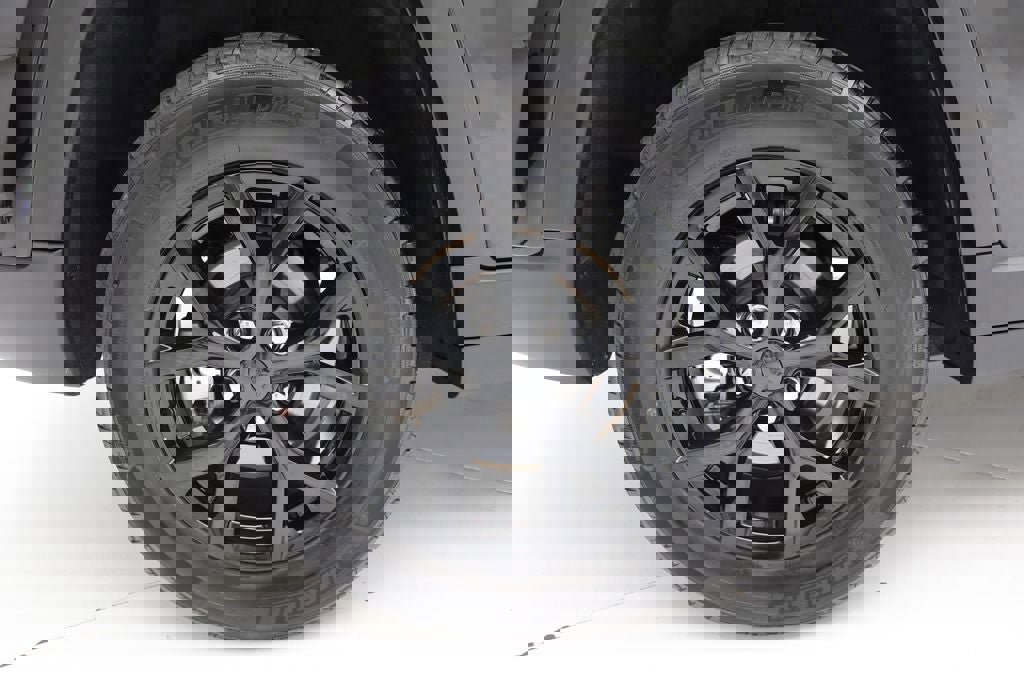 Used 2025 Jeep Grand Cherokee Altitude AWD/4WD image 9