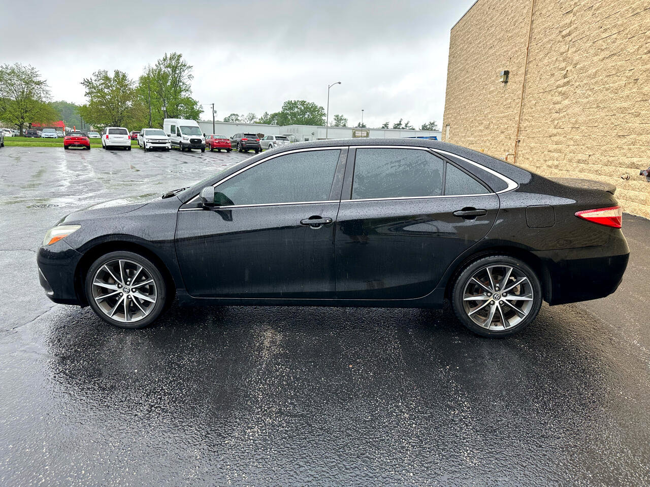 Used 2015 Toyota Camry SE image 2