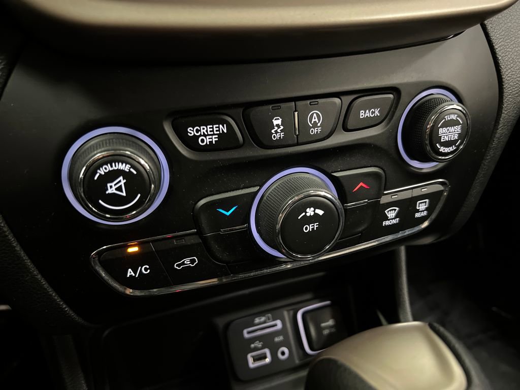 Used 2017 Jeep Cherokee Latitude w/ Safety/Convenience Group FWD image 19