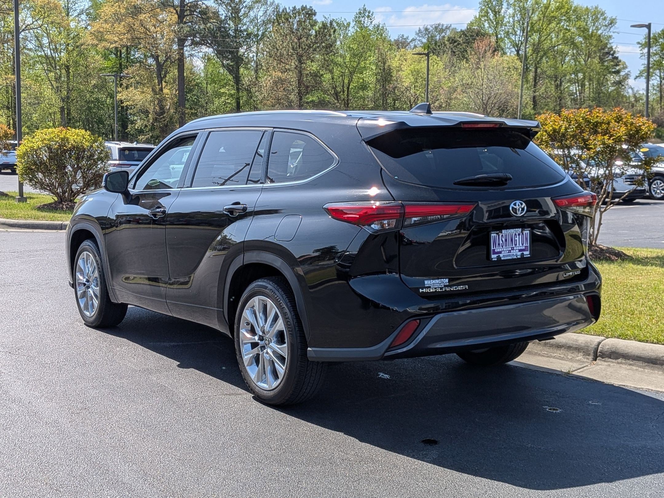 Used 2023 Toyota Highlander Limited FWD image 7