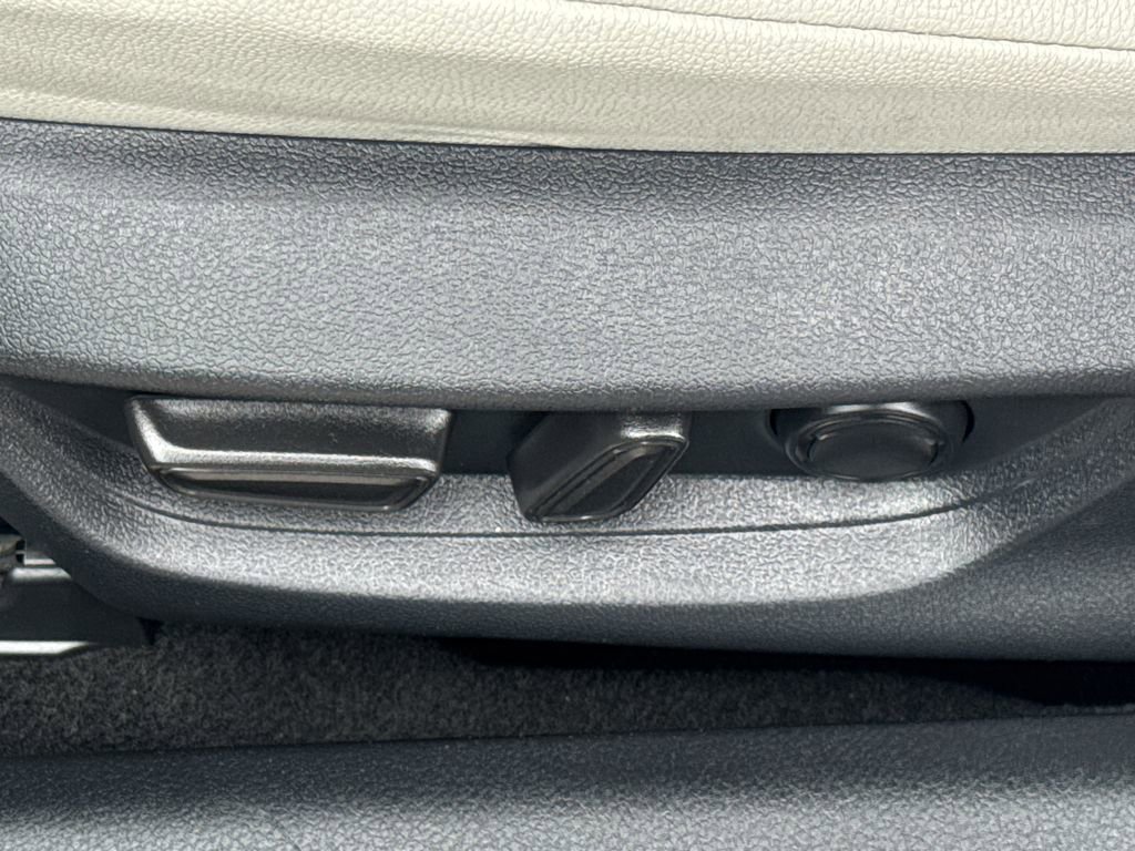 Used 2025 Toyota Camry XLE AWD/4WD image 45