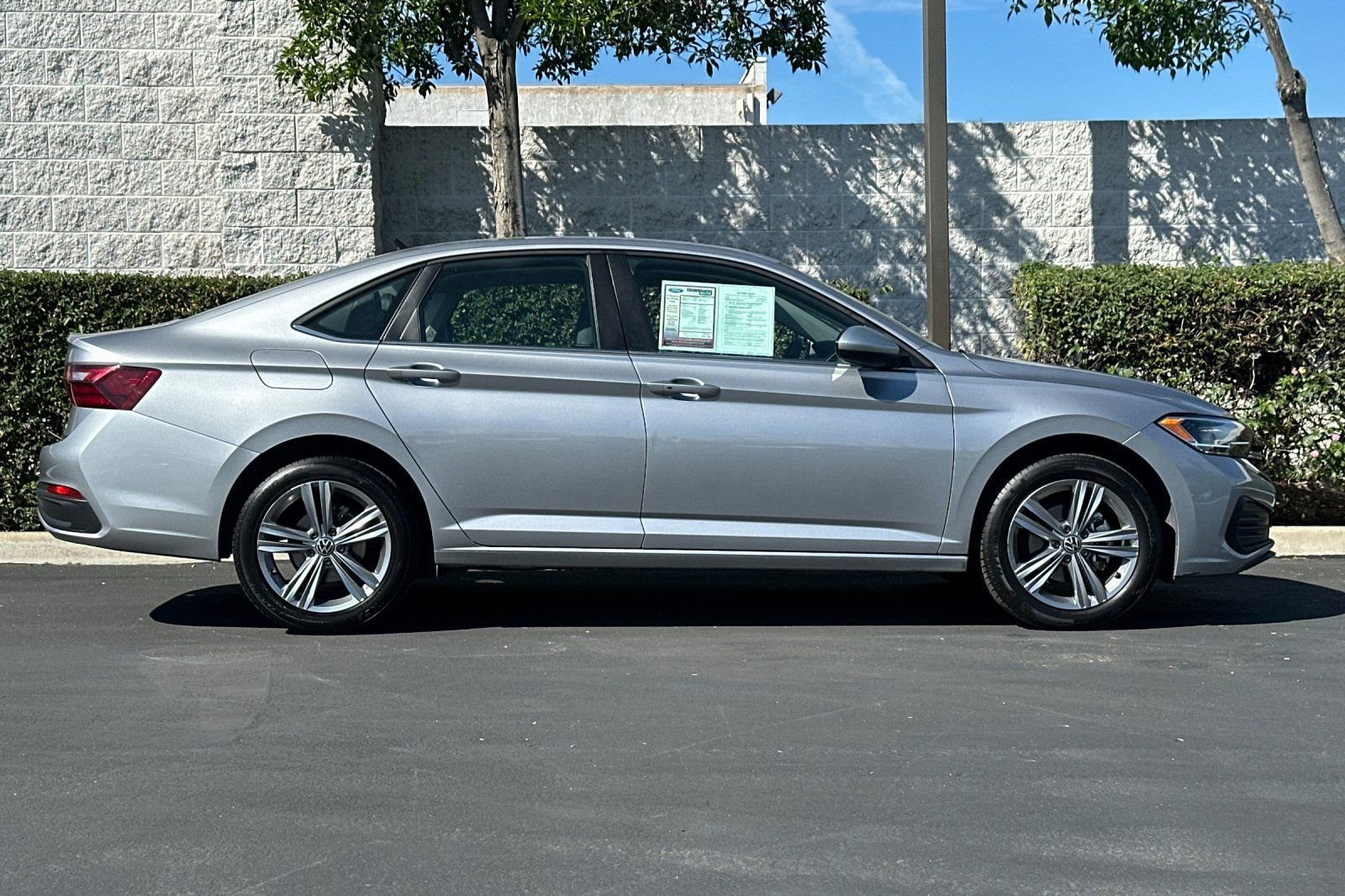 Used 2024 Volkswagen Jetta SE image 3