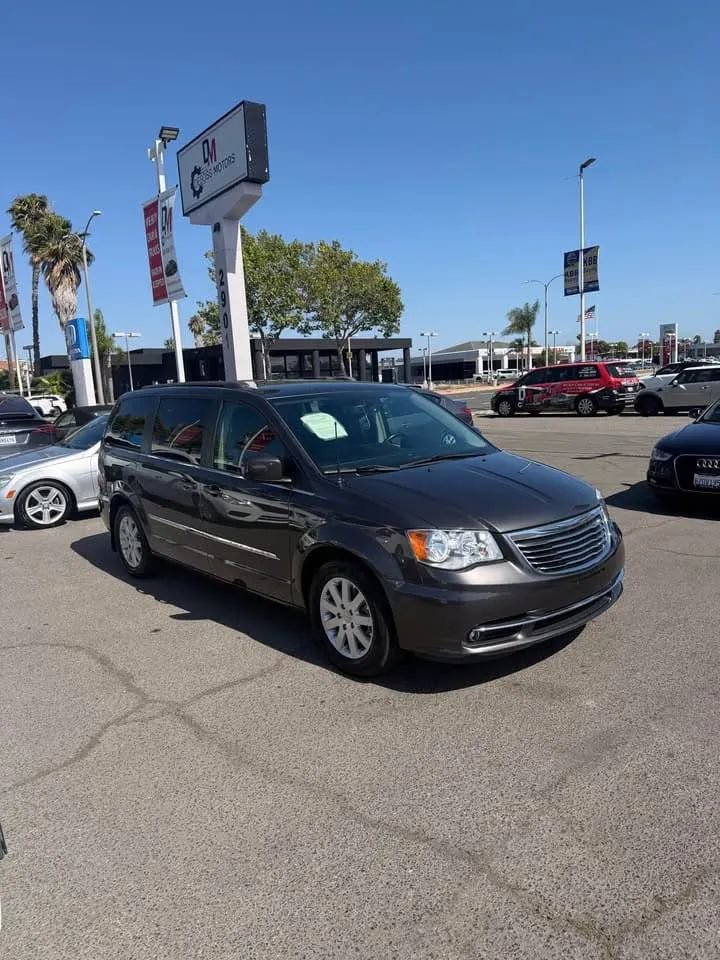 Used 2016 Chrysler Town & Country Touring FWD image 3