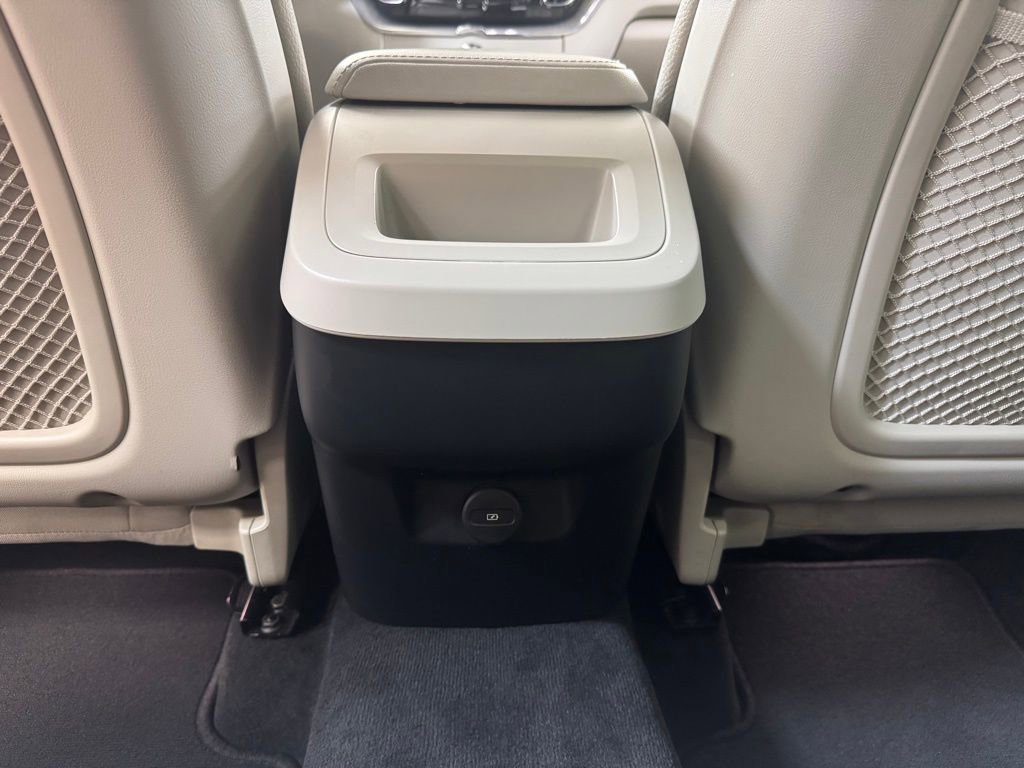 Used 2023 Volvo XC60 B5 Plus image 18