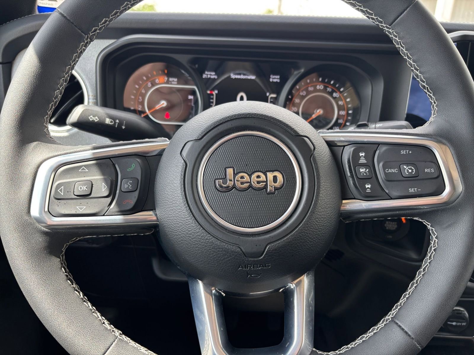 Used 2025 Jeep Wrangler Sahara image 27
