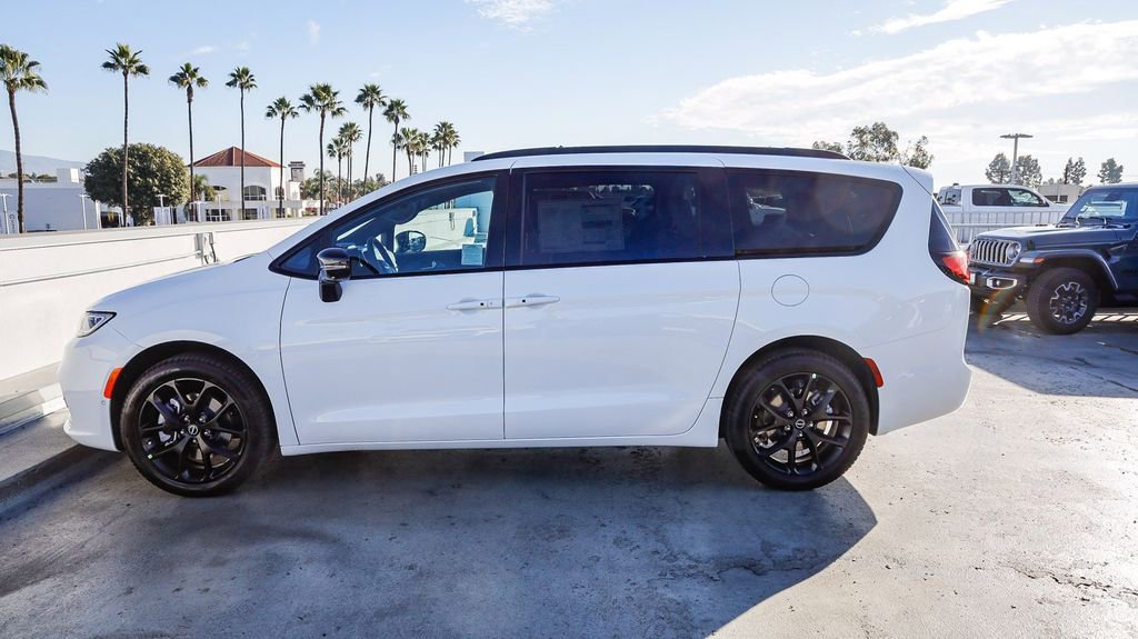 New 2026 Chrysler Pacifica Select w/ S Appearance Package image 13
