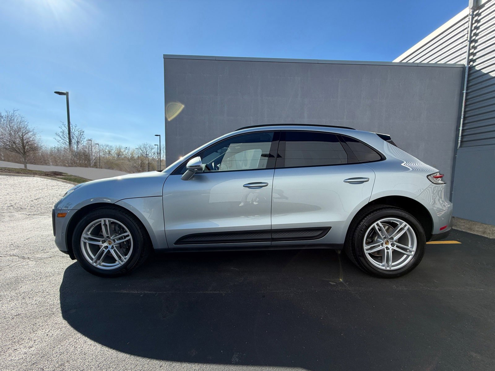Certified 2025 Porsche Macan AWD/4WD image 2