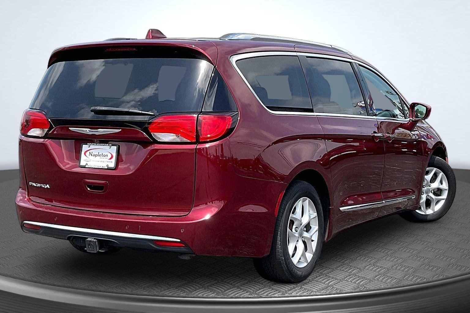 Used 2019 Chrysler Pacifica Touring-L w/ Tire & Wheel Group FWD image 2