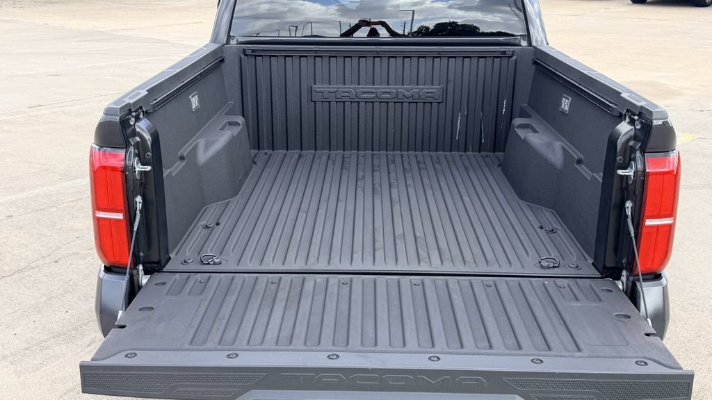 Used 2025 Toyota Tacoma SR5 AWD/4WD image 12