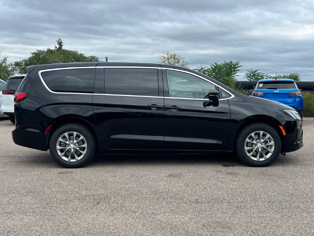 New 2027 Chrysler Pacifica Select AWD/4WD image 40