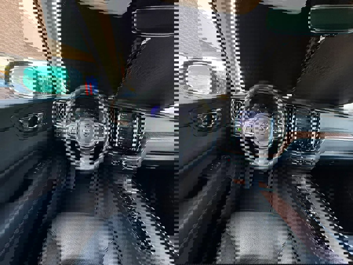 Used 2022 Volvo XC60 B5 Momentum image 52