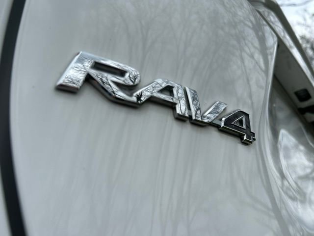 Used 2019 Toyota RAV4 LE w/ All Weather Liner Package AWD/4WD image 23