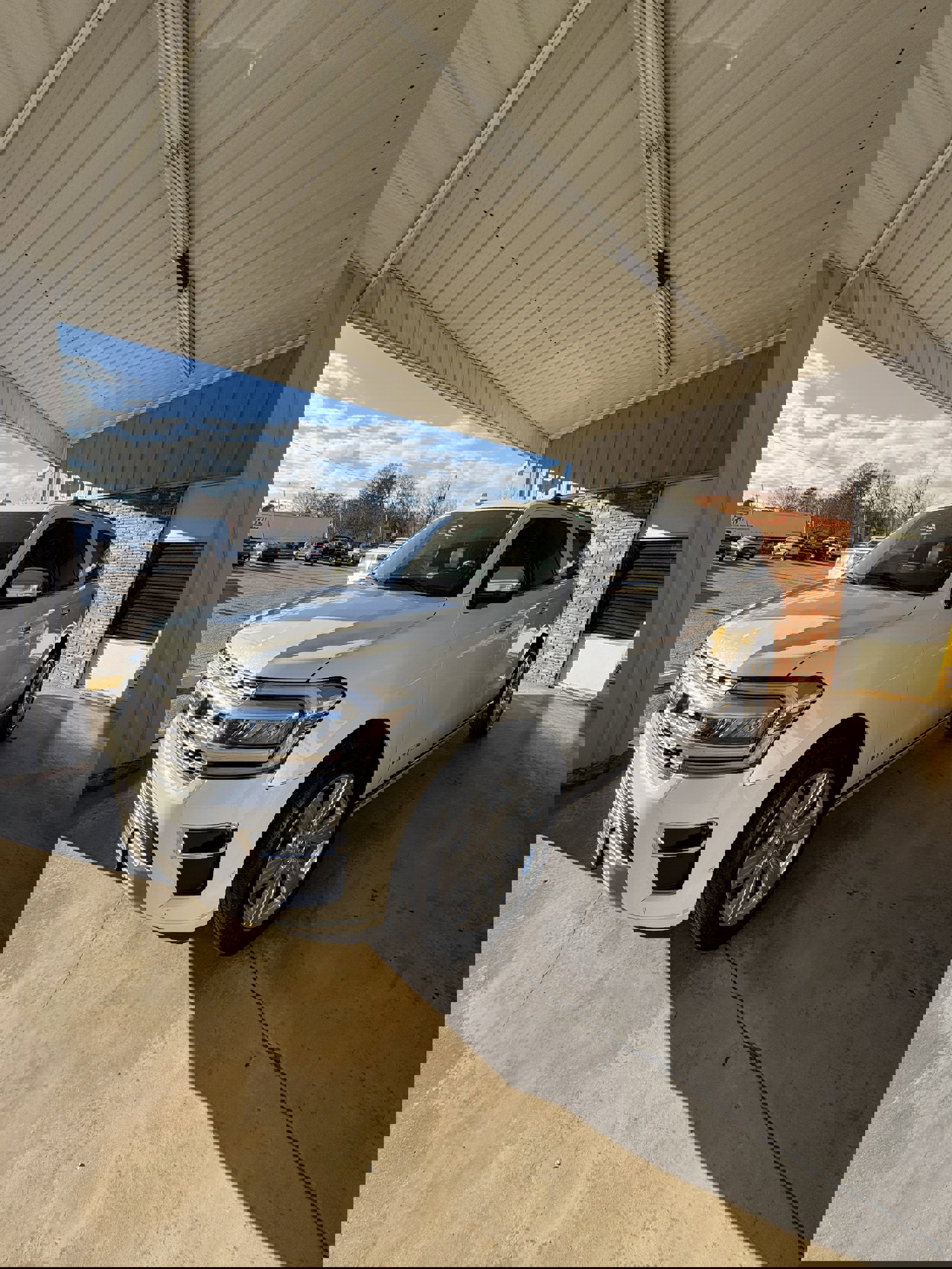 Used 2024 Ford Expedition Max Platinum AWD/4WD image 1