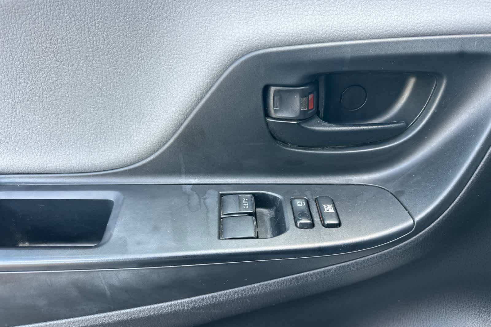 Used 2015 Toyota Yaris L image 12