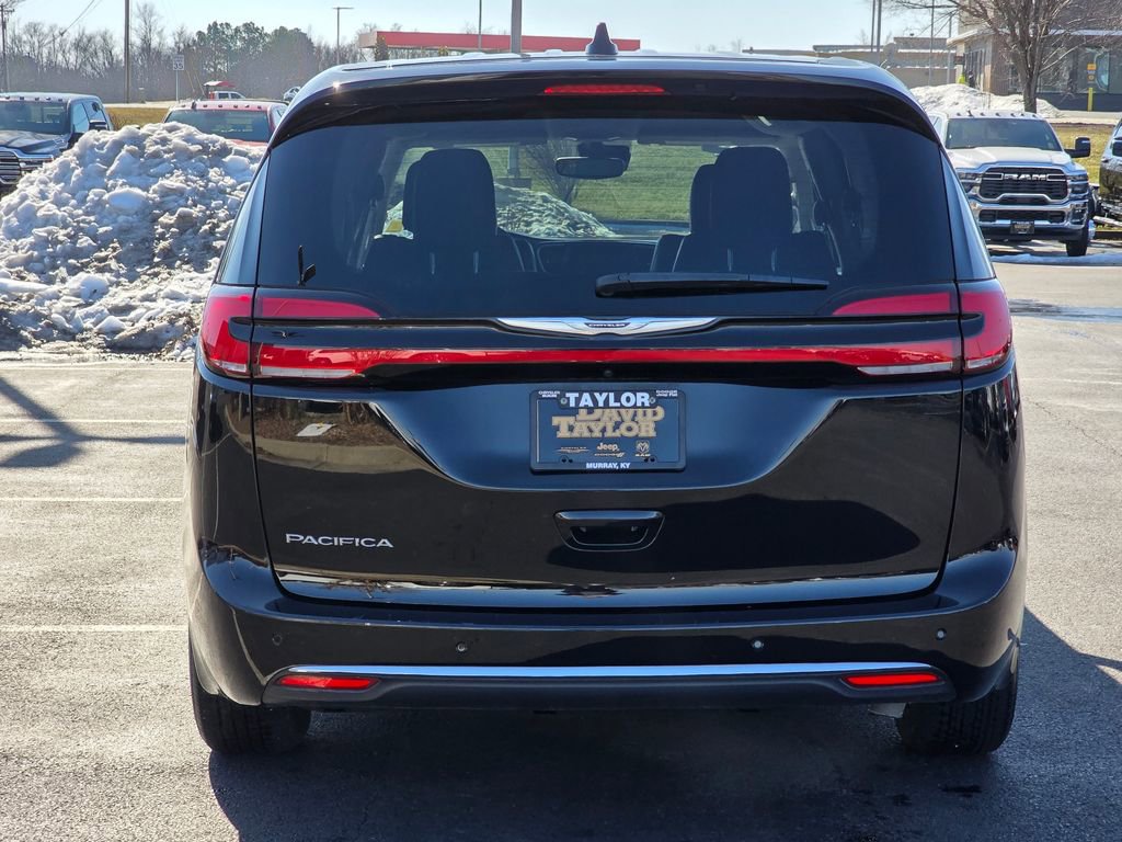Used 2024 Chrysler Pacifica Touring-L image 6
