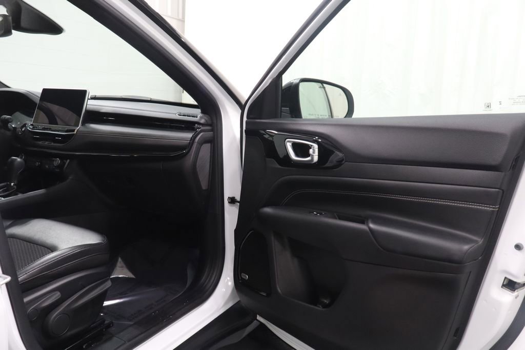 Certified 2023 Jeep Compass Latitude w/ Sun and Sound Group AWD/4WD image 16