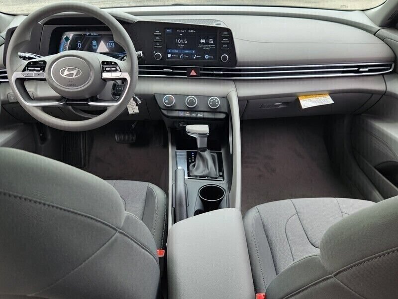 Used 2026 Hyundai Elantra SE w/ Cargo Package FWD image 6