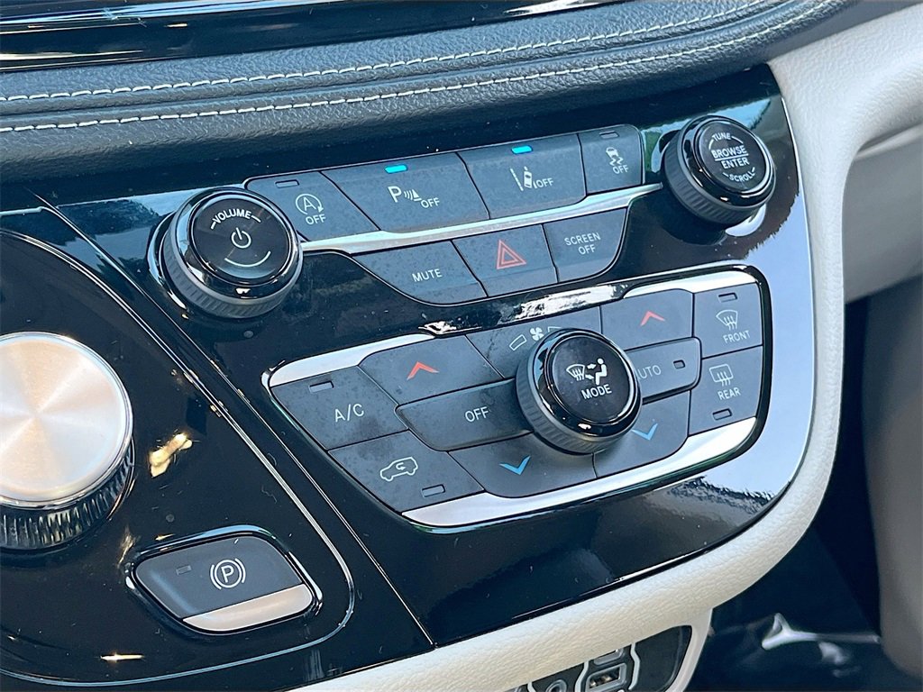 Certified 2024 Chrysler Pacifica Touring-L image 15