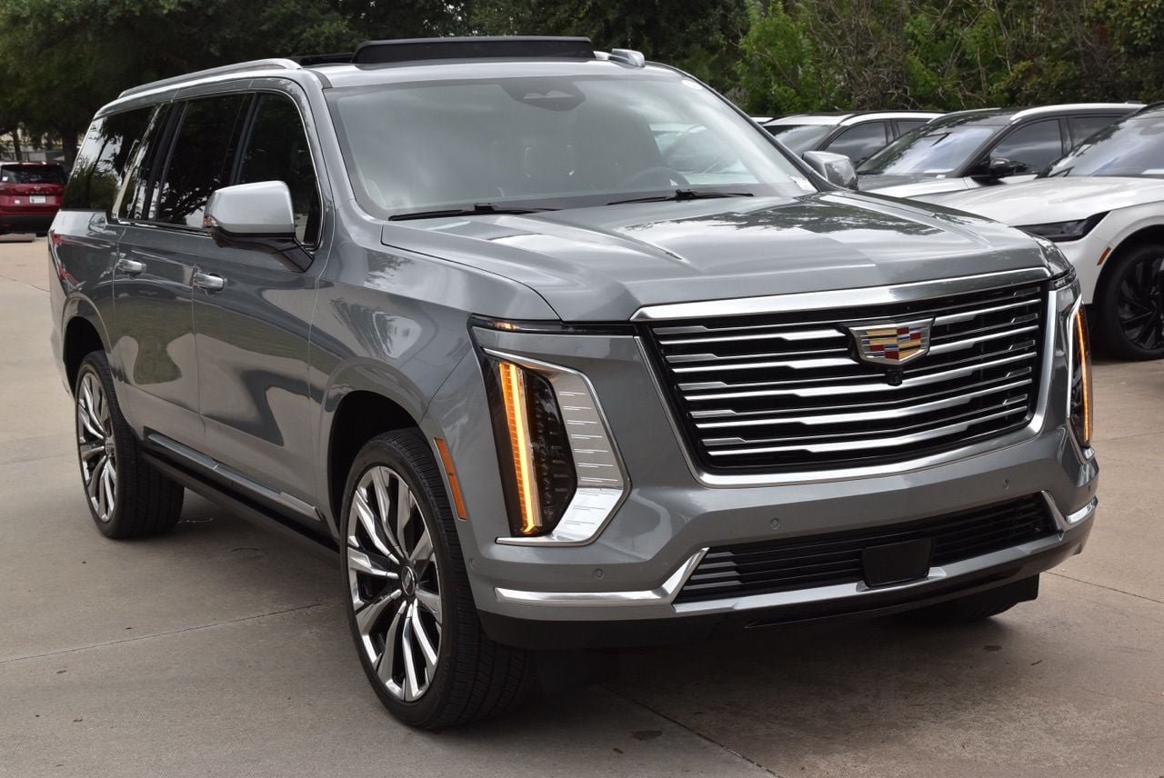 Used 2025 Cadillac Escalade ESV Premium Luxury Platinum AWD/4WD image 4