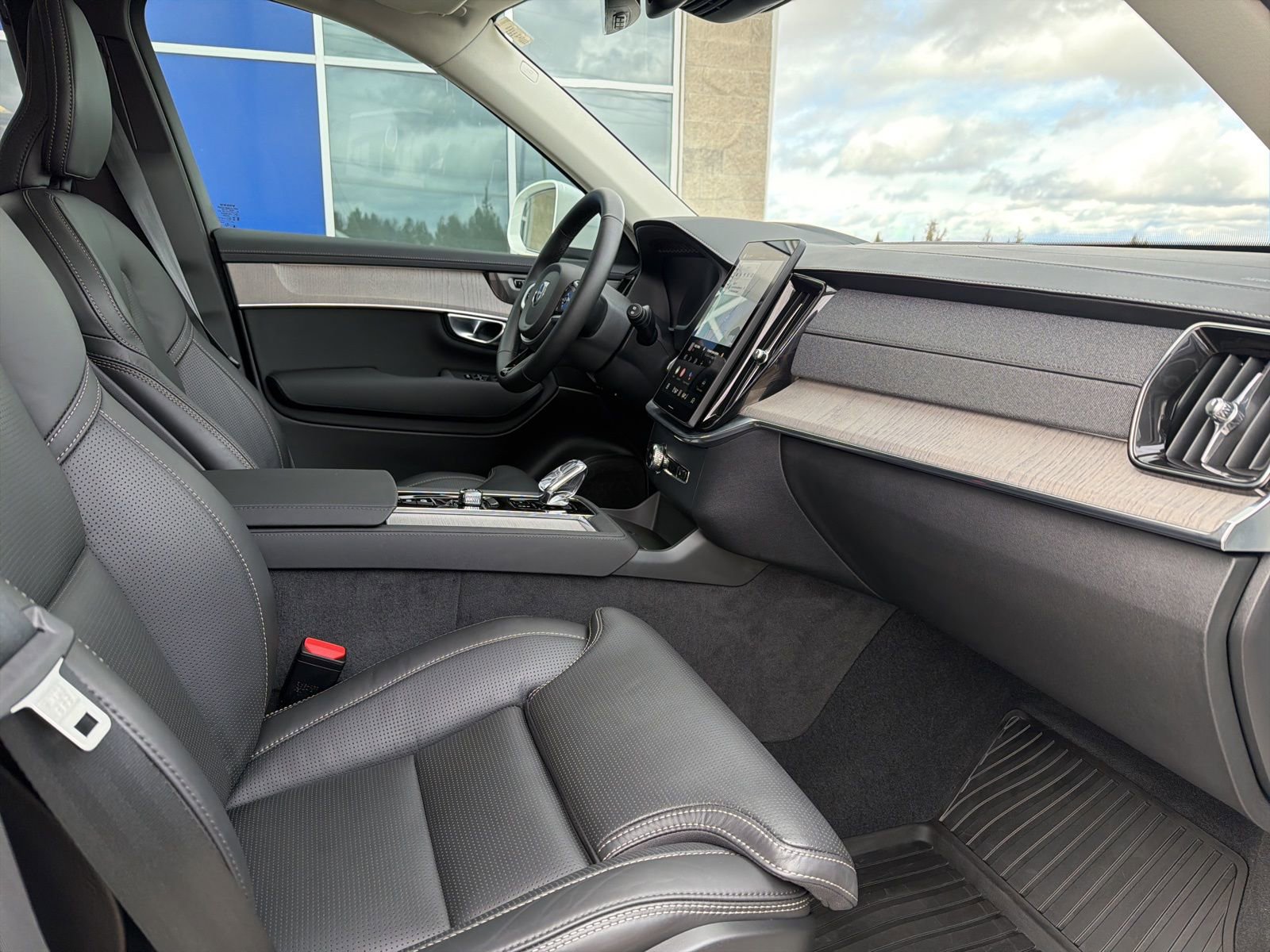 Used 2025 Volvo XC90 T8 Ultra w/ Protection Package Premier image 14