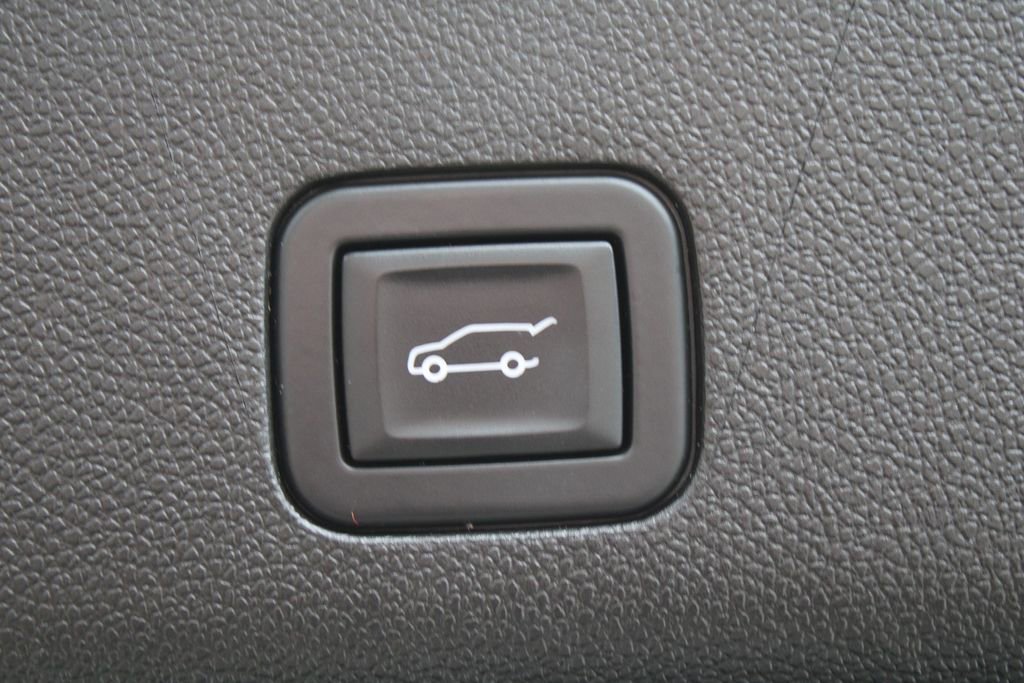 Used 2023 Chevrolet Suburban High Country image 12