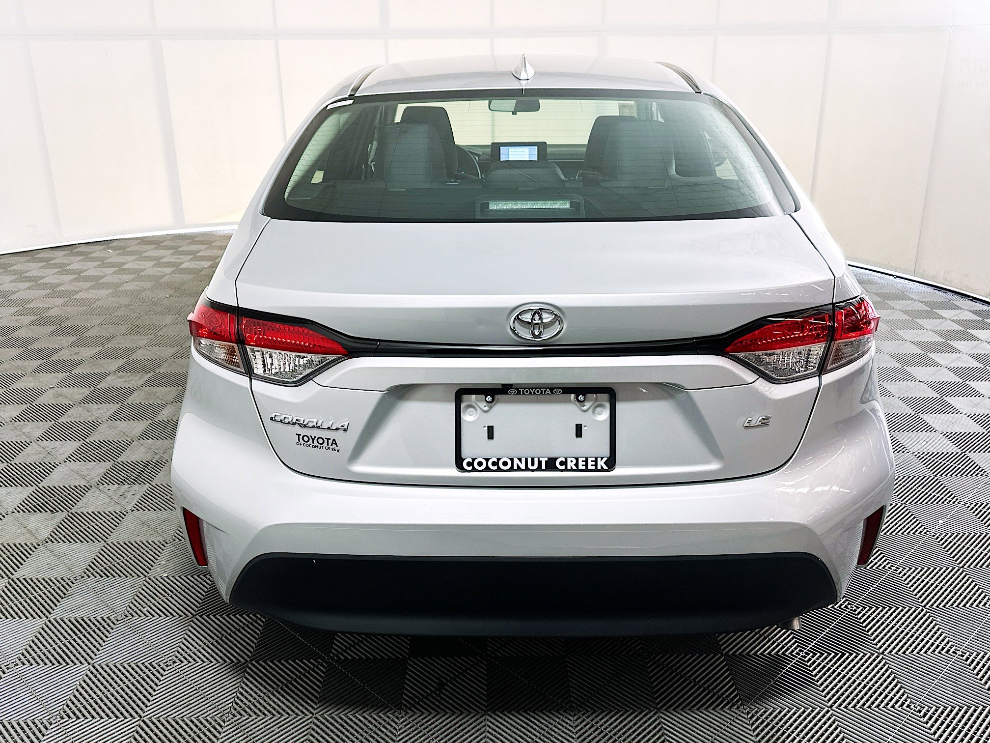 Used 2023 Toyota Corolla LE w/ LE Convenience Package FWD image 4