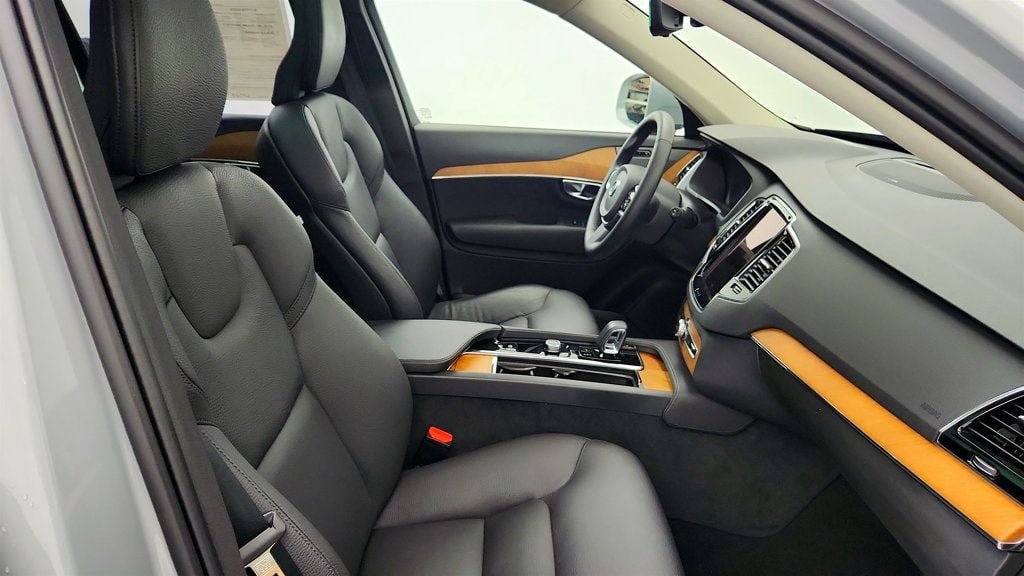 Used 2025 Volvo XC90 T8 Plus AWD/4WD image 24