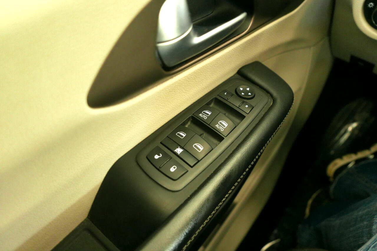Used 2022 Chrysler Voyager LX image 16
