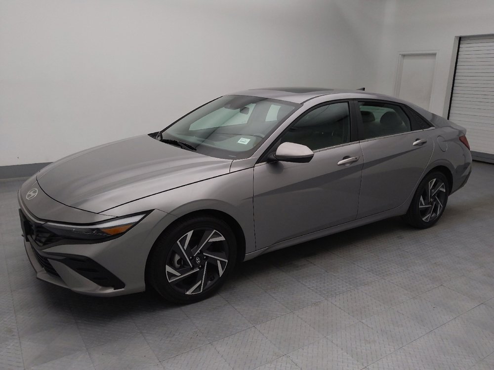 Used 2025 Hyundai Elantra SEL image 2