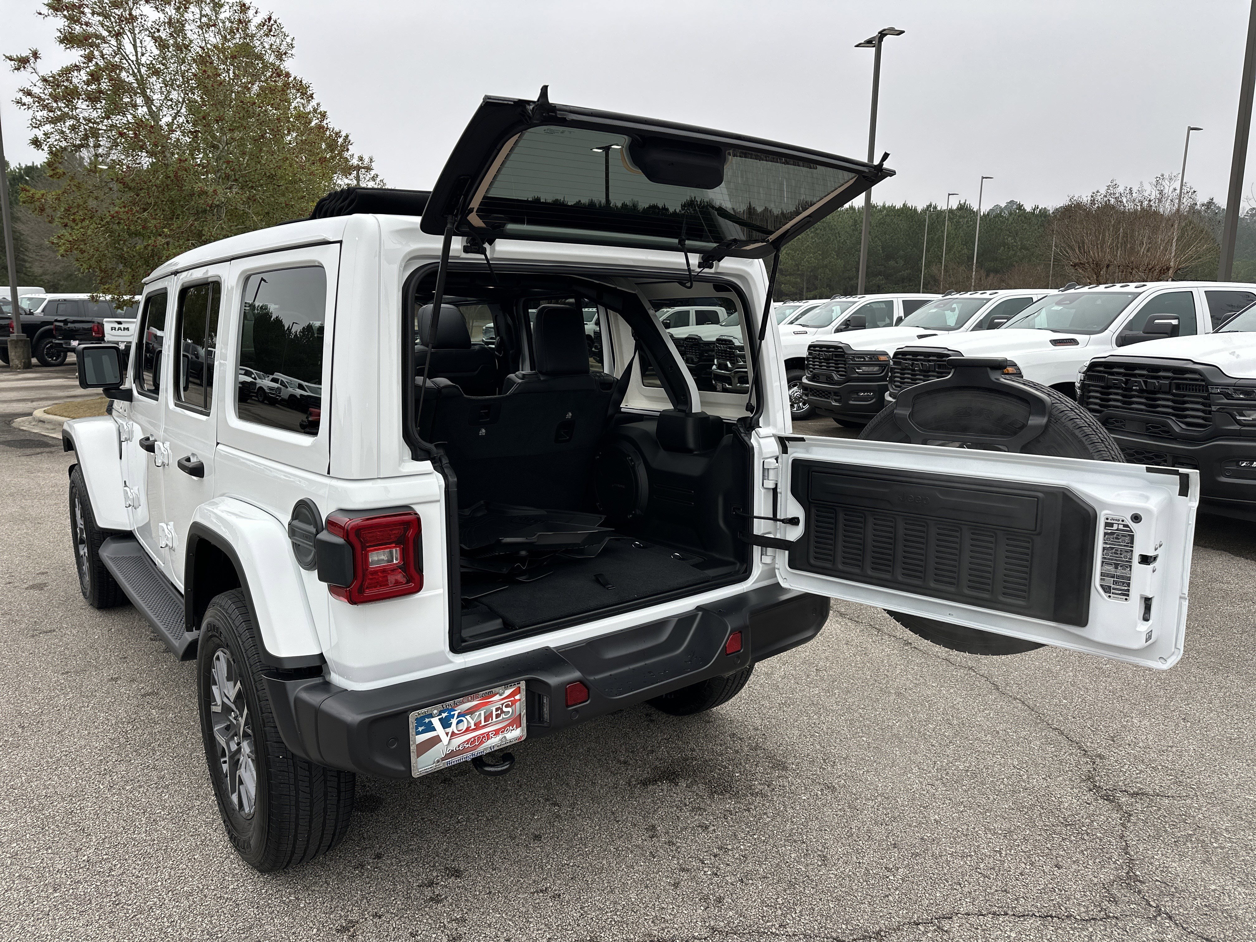 Used 2025 Jeep Wrangler Sahara image 19