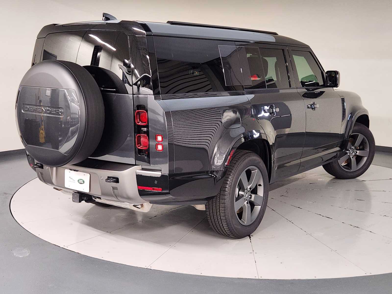 Used 2025 Land Rover Defender 130 X-Dynamic SE AWD/4WD image 2