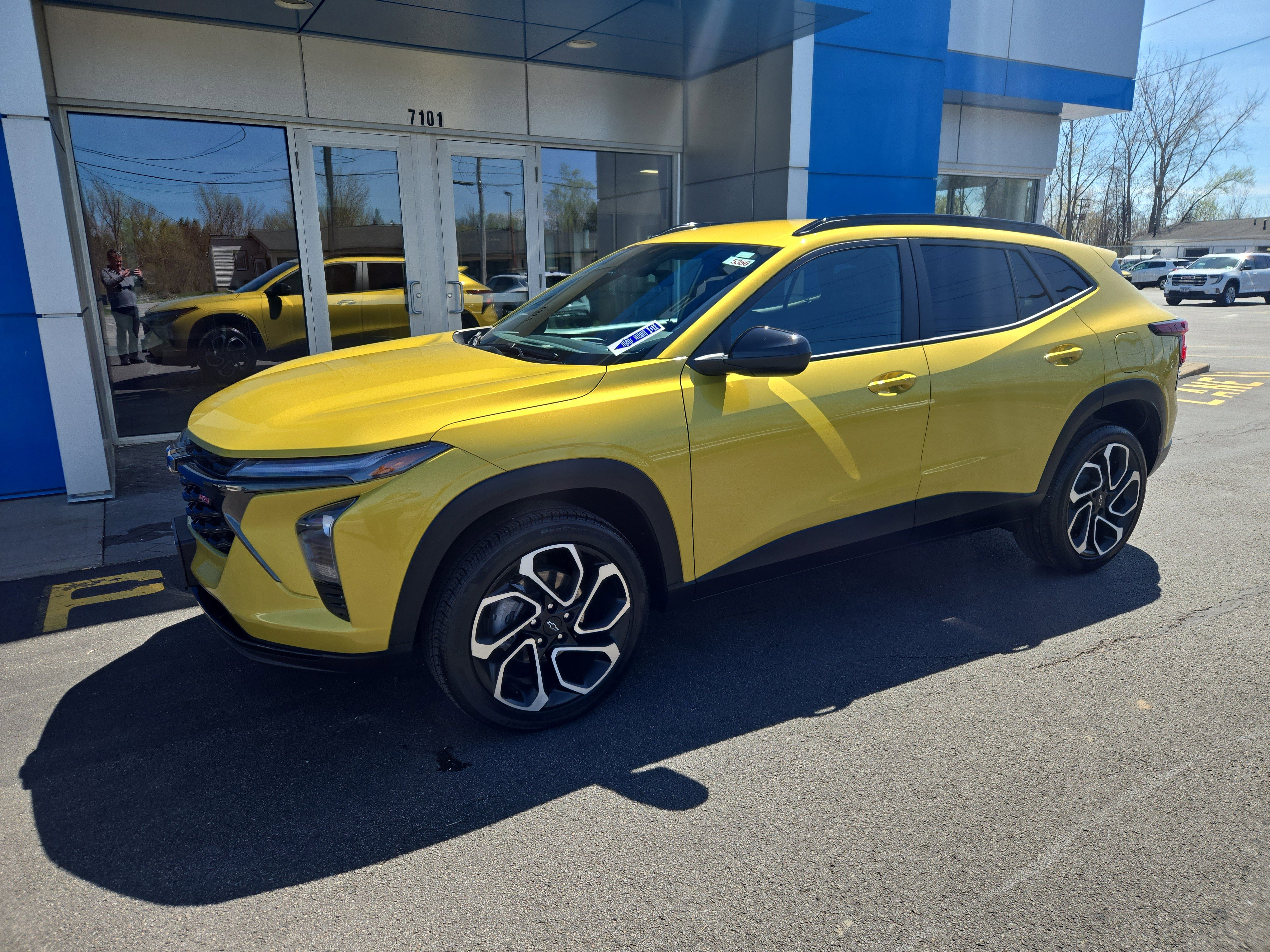 Used 2024 Chevrolet Trax RS w/ Driver Confidence Package FWD image 2