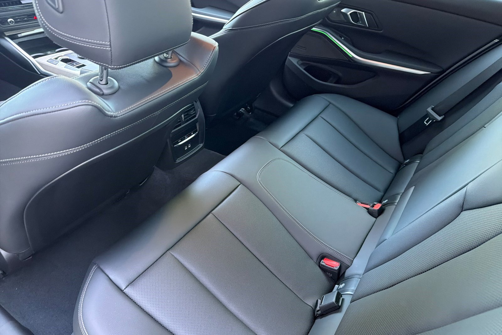 Used 2025 BMW 330i Sedan w/ Premium Package image 15