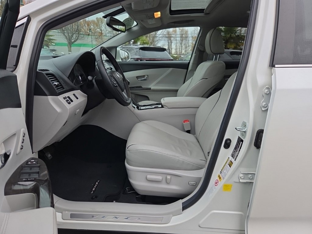 Used 2015 Toyota Venza XLE w/ XLE Premium Package image 4