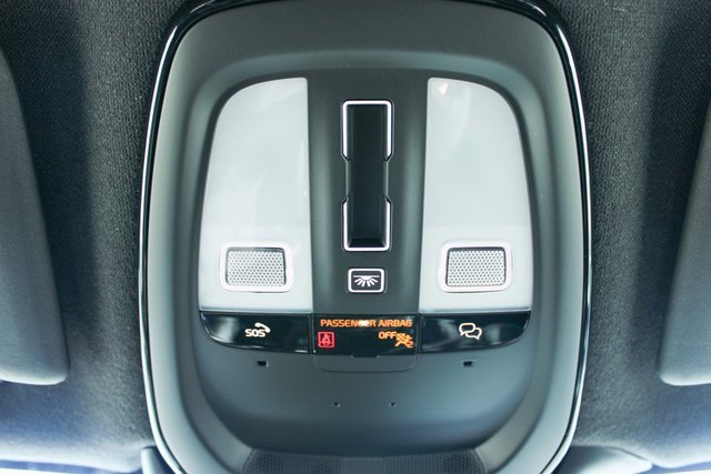 Used 2025 Volvo XC40 B5 Plus image 30