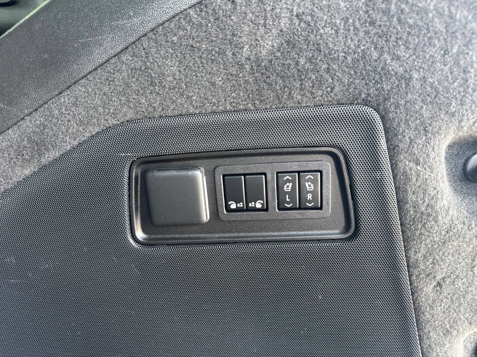 Used 2023 Cadillac Escalade Premium Luxury AWD/4WD image 15