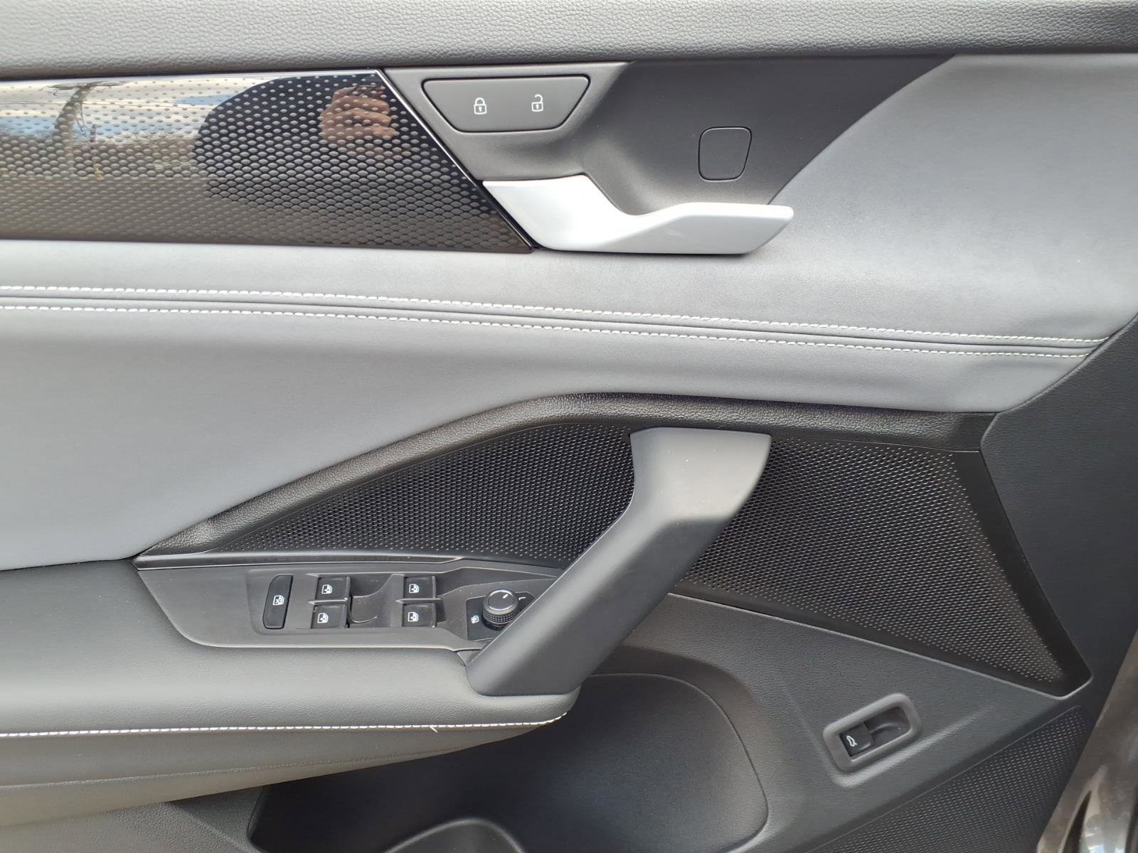 Certified 2025 Volkswagen Tiguan SE image 10