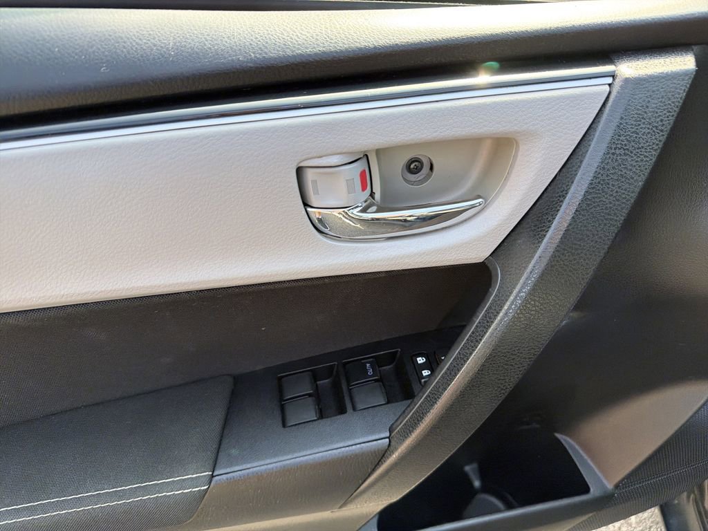 Used 2019 Toyota Corolla LE w/ Carpet Mat Package (TMS) FWD image 15
