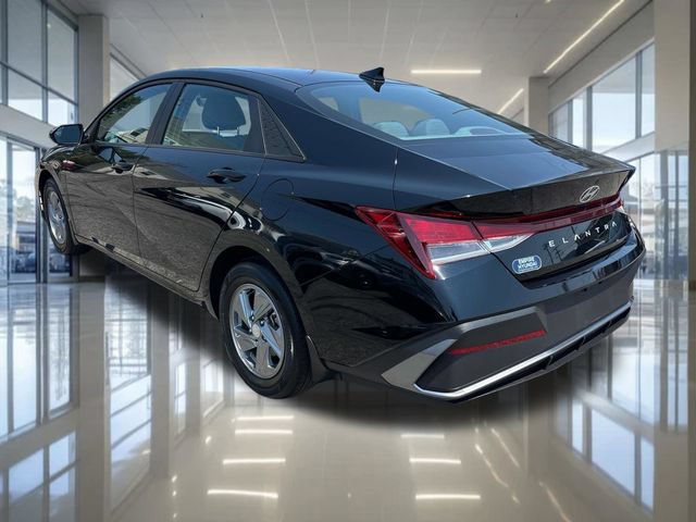 Certified 2024 Hyundai Elantra SE FWD image 3