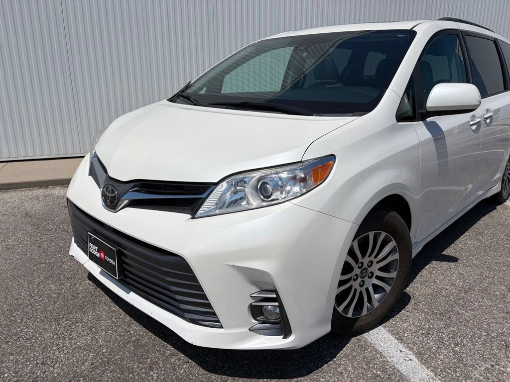 Used 2018 Toyota Sienna XLE w/ Carpet Mat Package FWD image 2