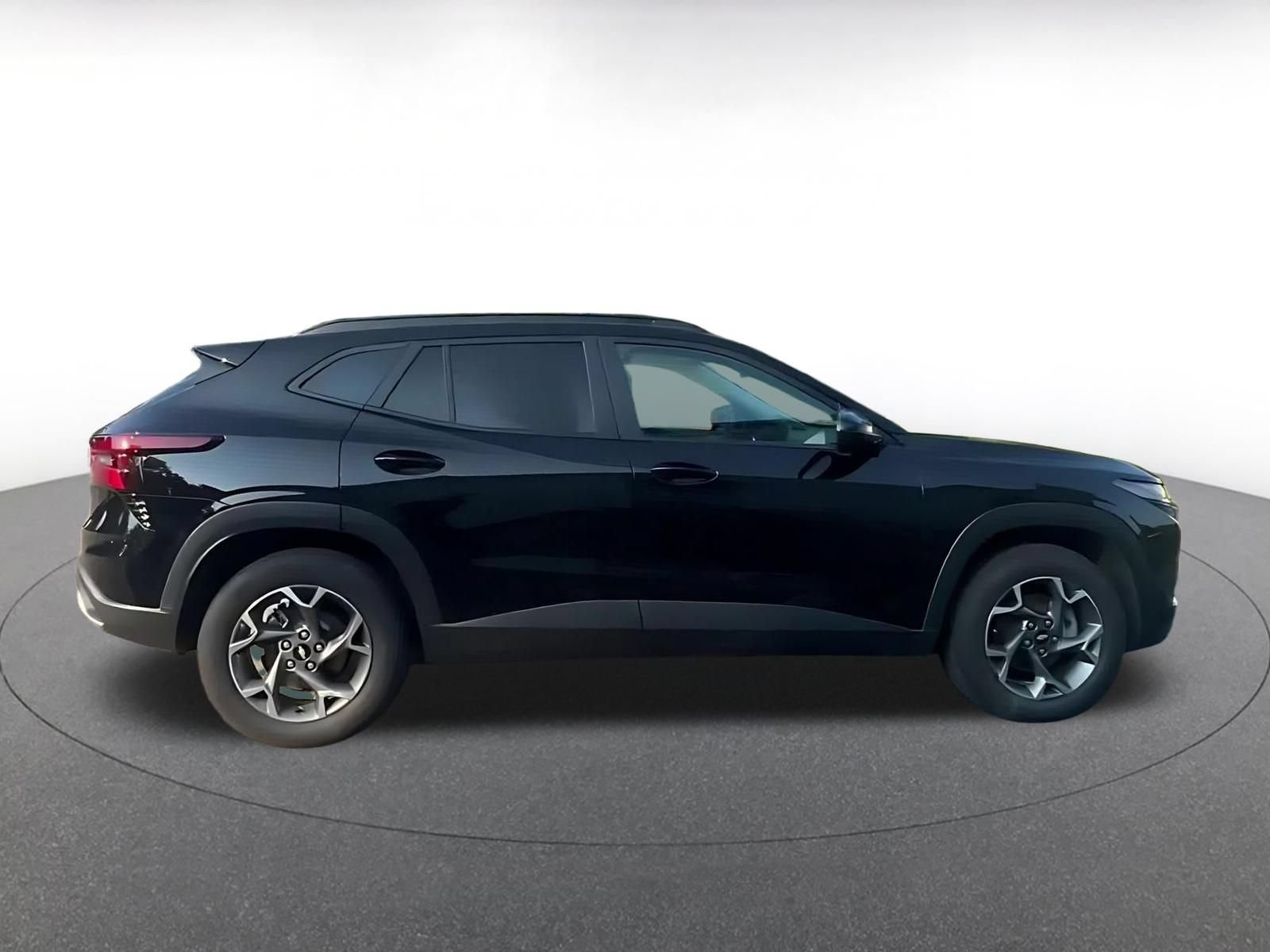 Used 2025 Chevrolet Trax LT FWD image 16