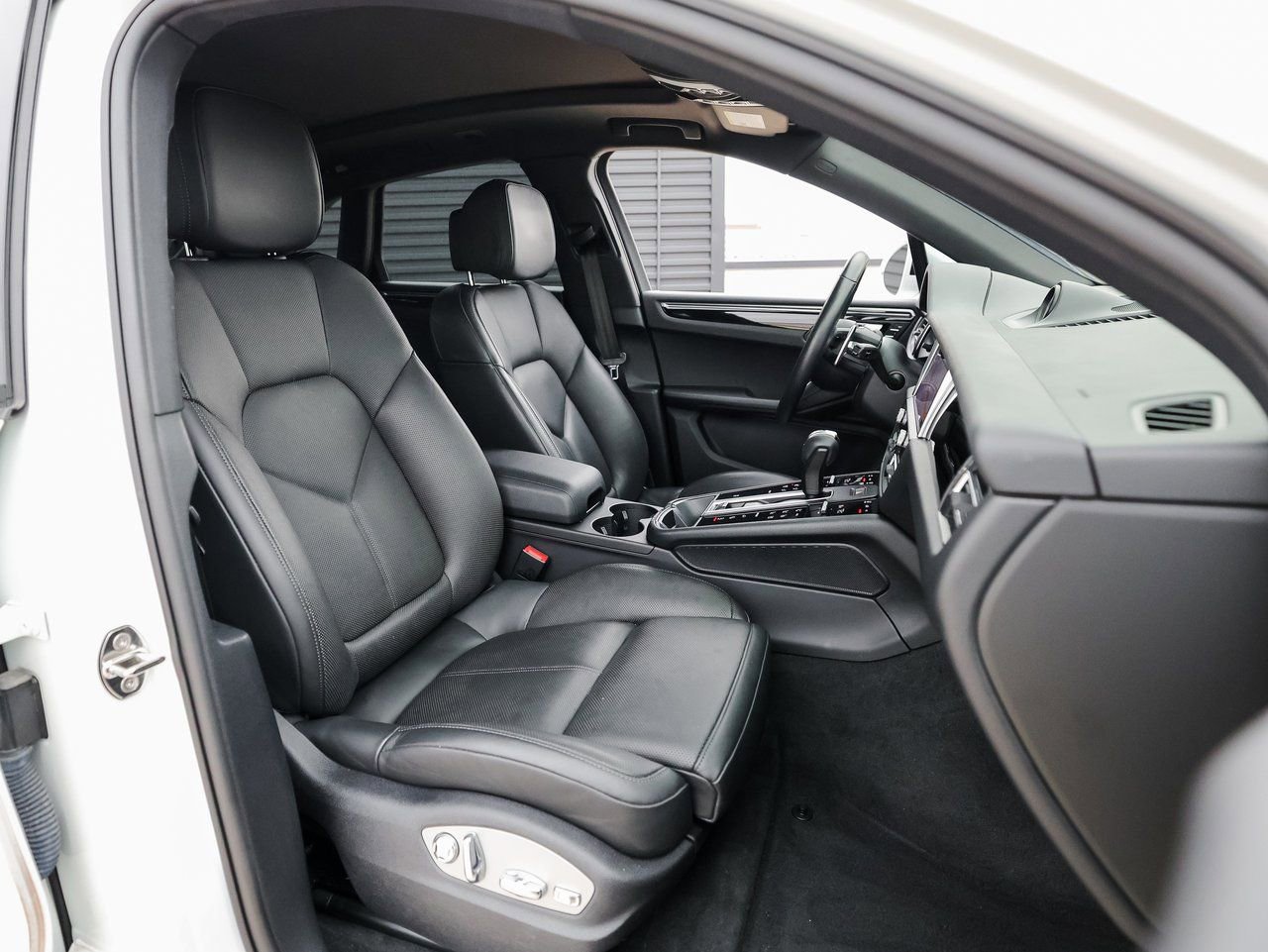 Certified 2022 Porsche Macan image 30