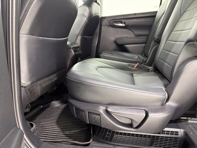 Used 2021 Toyota Highlander XLE AWD/4WD image 17