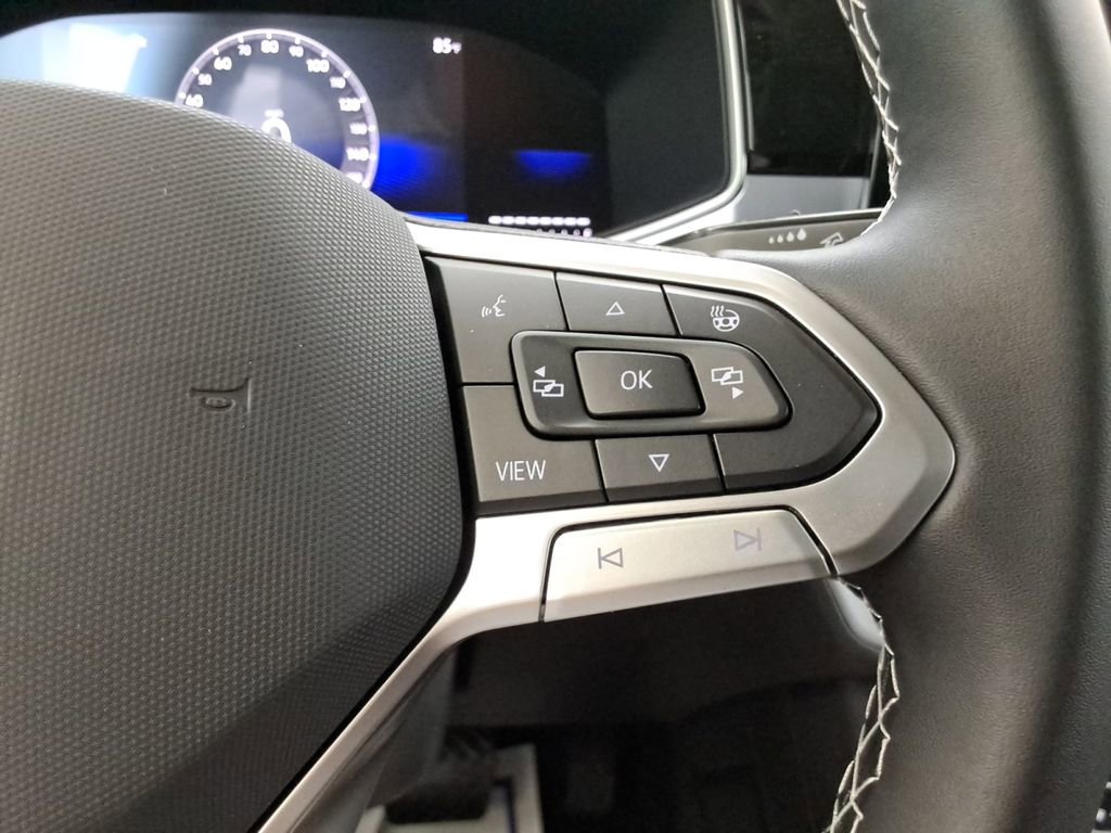 Certified 2025 Volkswagen Taos SE image 25