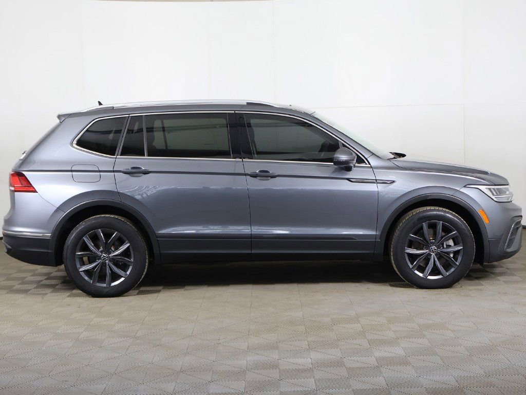Used 2022 Volkswagen Tiguan SE w/ Panoramic Sunroof Package image 18