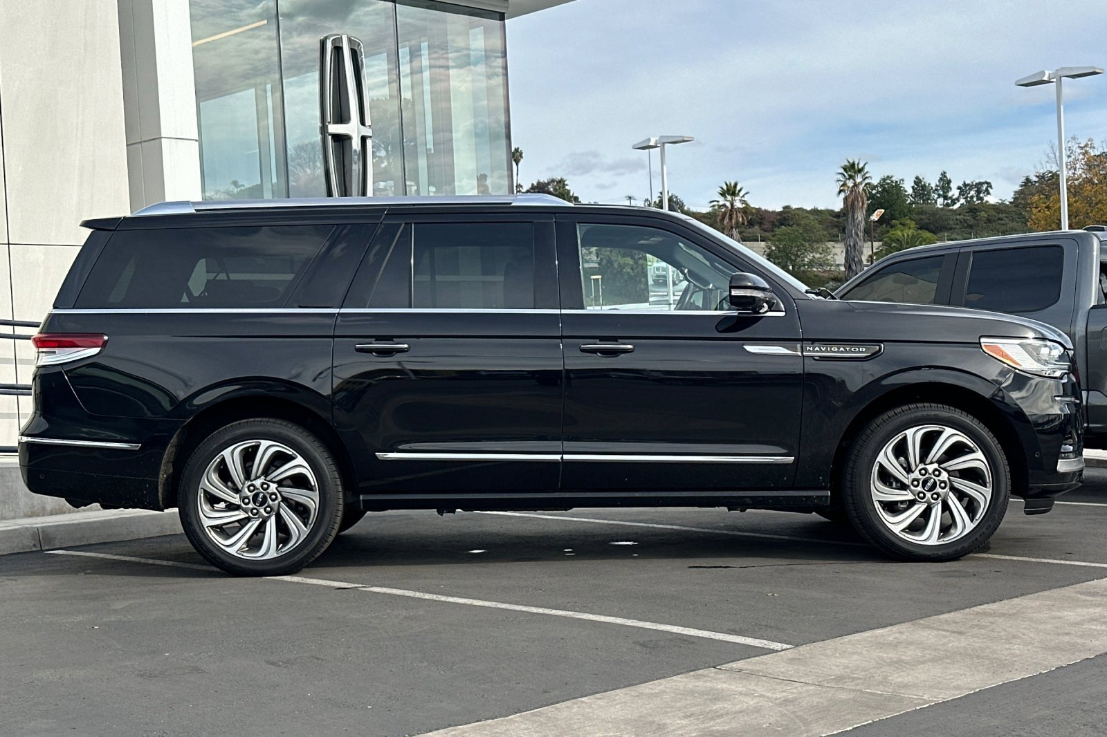 Used 2022 Lincoln Navigator L Reserve image 2