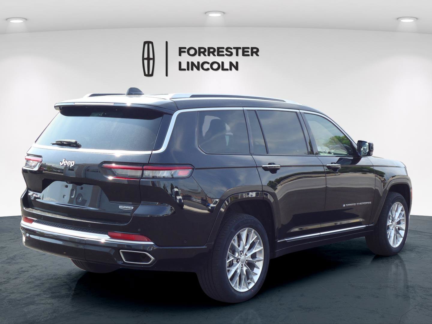 Used 2021 Jeep Grand Cherokee L Summit w/ Luxury Tech Group V AWD/4WD image 3