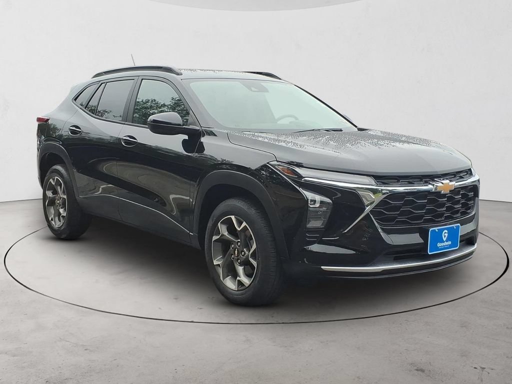 Used 2024 Chevrolet Trax LT w/ LT Convenience Package FWD image 3
