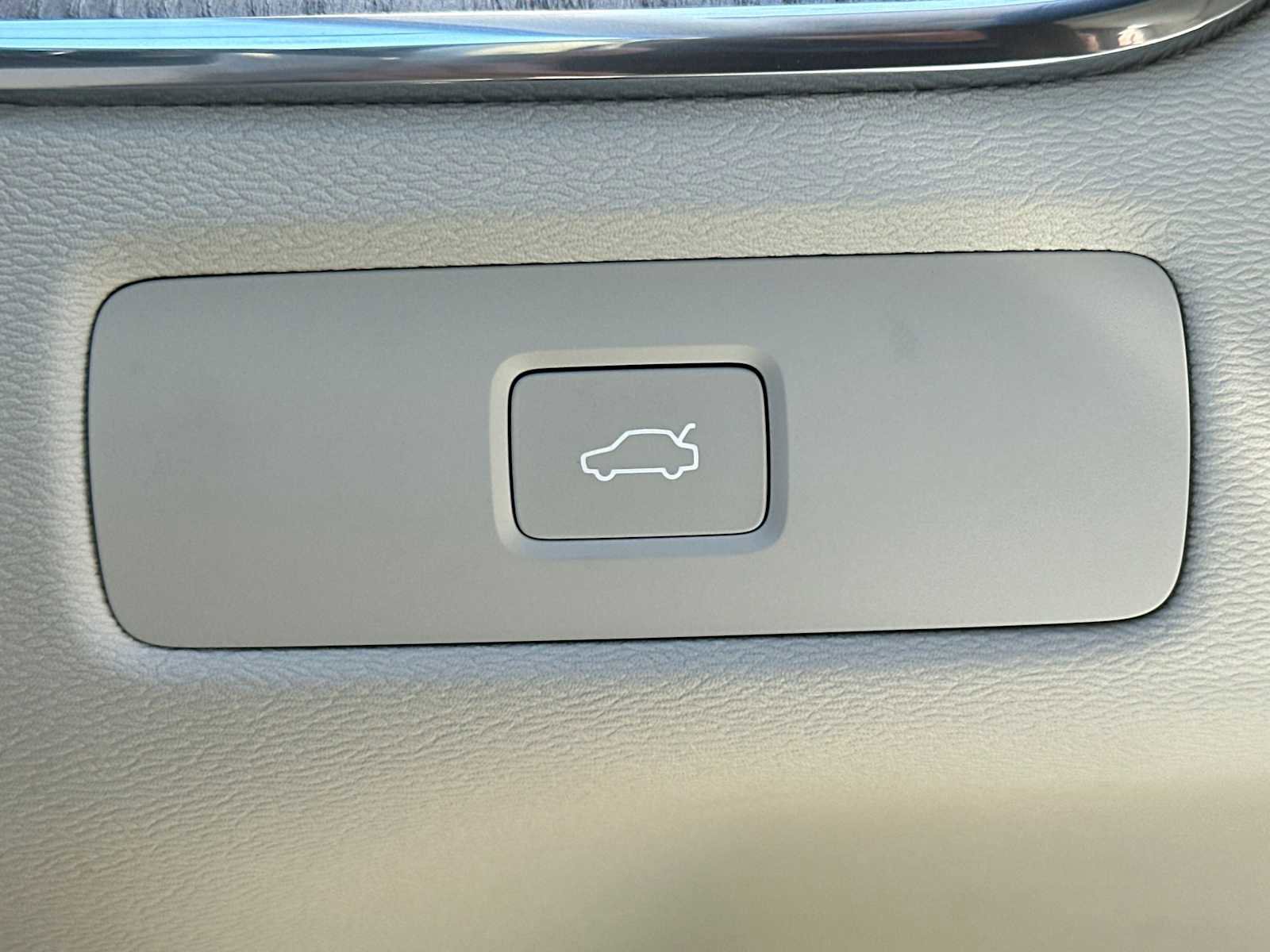 Used 2025 Volvo XC60 B5 Ultra w/ Protection Package Premier image 32